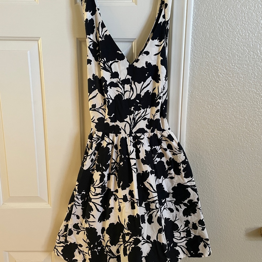 Gorgeous black and white floral dress with pockets!